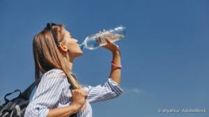 Durstige Frau trinkt Wasser - Diabetes Insipidus